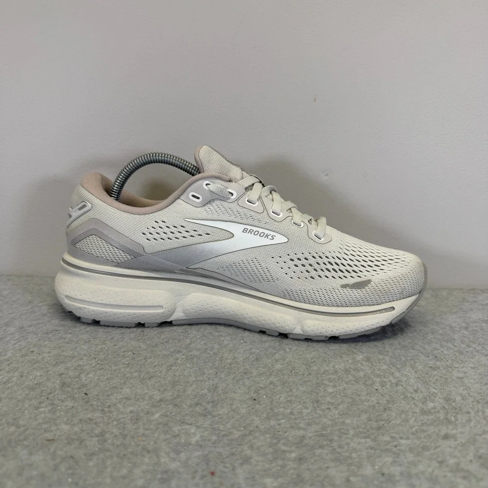 Brooks Ghost 15 Womens Shoes Size 7.5 Grey & White Running Sneakers 1203801B112